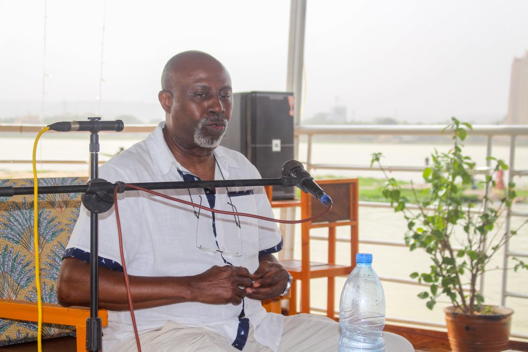 Hassane Kassi Kouyaté sur la pirogue du Zéméba : entre héritage, persévérance et transmission